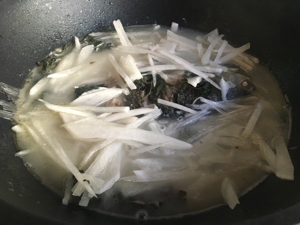 鯽魚白蘿卜絲湯的做法-家常味煮菜譜