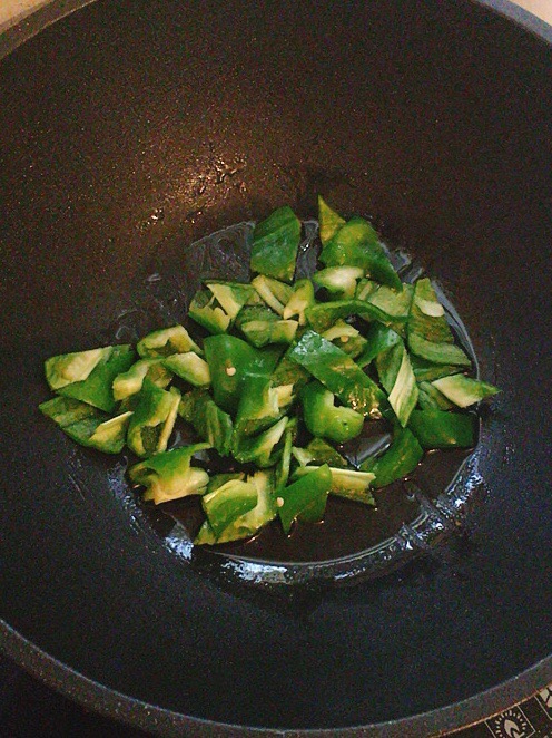 青椒炒雞的做法-咸鮮味炒菜譜