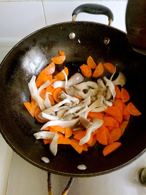 胡蘿卜炒雞蛋蘑菇的做法-咸鮮味炒菜譜-易網健康養生網 胡蘿卜炒雞蛋蘑菇的做法-咸鮮味炒菜譜