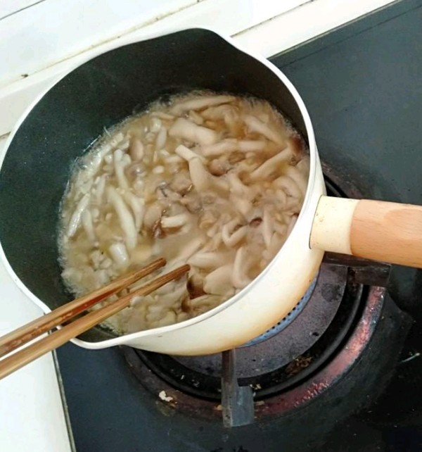 滑菇炒肉的做法-家常味炒菜譜-易網健康養生網 滑菇炒肉的做法-家常味炒菜譜