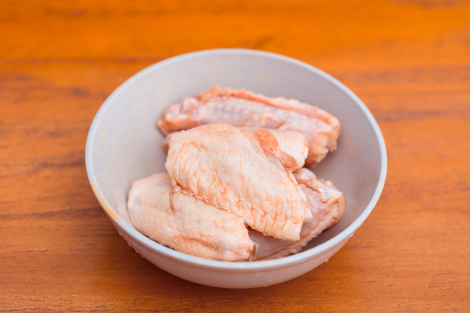 【咸蛋黃雞翅】的做法-咸鮮味炒菜譜