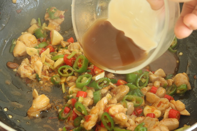 雙椒辣子雞丁的做法-香辣味炒菜譜-易網(wǎng)健康養(yǎng)生網(wǎng) 雙椒辣子雞丁的做法-香辣味炒菜譜