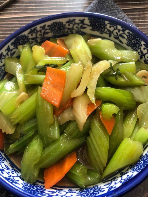 素炒芹菜的做法-家常味炒菜譜