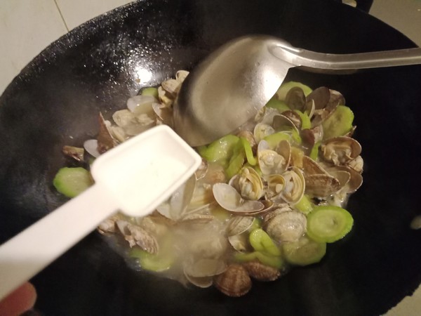 絲瓜炒花蛤的做法-咸鮮味炒菜譜-易網健康養生網 絲瓜炒花蛤的做法-咸鮮味炒菜譜