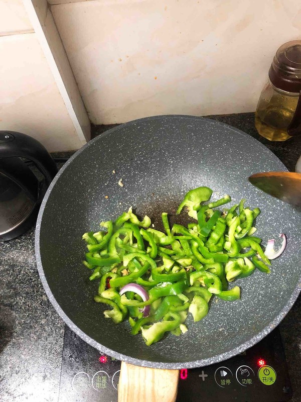 青椒炒牛肉的做法-香辣味炒菜譜-易網(wǎng)健康養(yǎng)生網(wǎng) 青椒炒牛肉的做法-香辣味炒菜譜