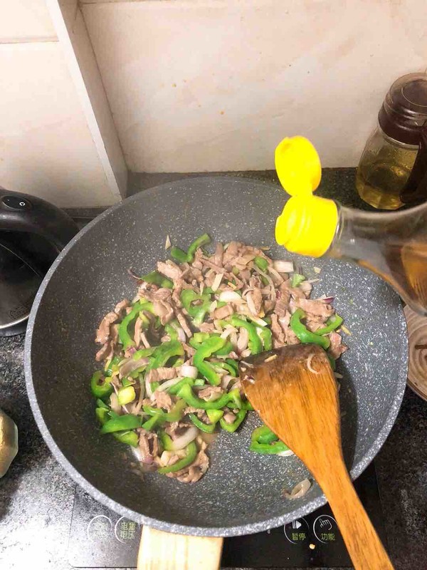 青椒炒牛肉的做法-香辣味炒菜譜-易網(wǎng)健康養(yǎng)生網(wǎng) 青椒炒牛肉的做法-香辣味炒菜譜