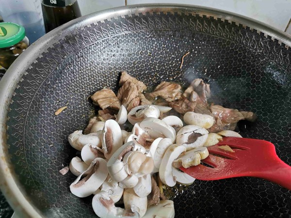 口蘑炒肉片的做法-酸辣味炒菜譜-易網(wǎng)健康養(yǎng)生網(wǎng) 口蘑炒肉片的做法-酸辣味炒菜譜