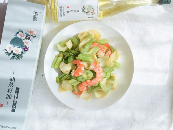 西芹百合炒蝦仁的做法-家常味炒菜譜-易網健康養生網 西芹百合炒蝦仁的做法-家常味炒菜譜
