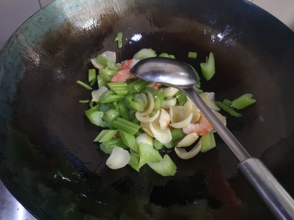 西芹百合炒蝦仁的做法-家常味炒菜譜-易網健康養生網 西芹百合炒蝦仁的做法-家常味炒菜譜