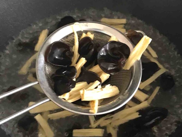 腐竹木耳炒雞肉的做法-咸鮮味炒菜譜