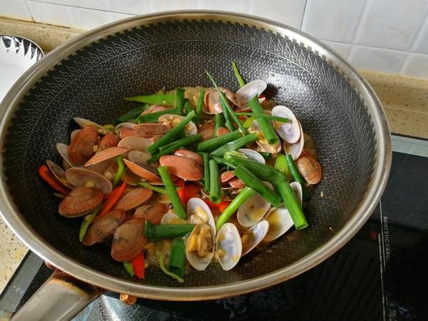 雙椒炒花甲的做法-咸鮮味炒菜譜-易網健康養生網 雙椒炒花甲的做法-咸鮮味炒菜譜