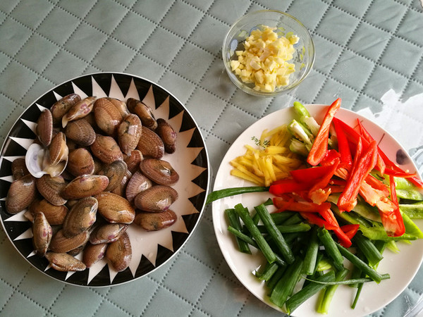 雙椒炒花甲的做法-咸鮮味炒菜譜-易網<a href=http://www.jsjjzhkt.cn/ target=_blank class=infotextkey>健康養生</a>網 雙椒炒花甲的做法-咸鮮味炒菜譜