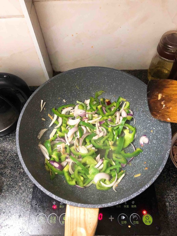 青椒炒牛肉的做法-香辣味炒菜譜-易網(wǎng)健康養(yǎng)生網(wǎng) 青椒炒牛肉的做法-香辣味炒菜譜