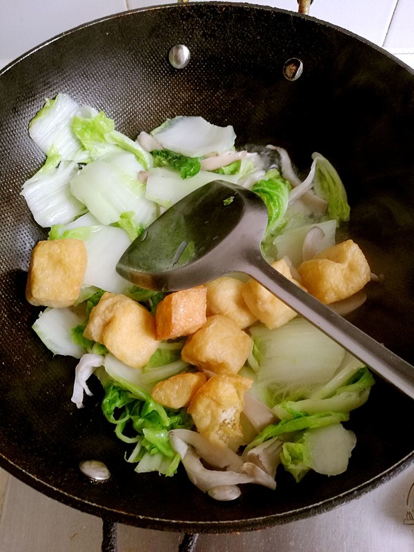 大白菜炒蘑菇的做法-家常味炒菜譜-易網健康養生網 大白菜炒蘑菇的做法-家常味炒菜譜