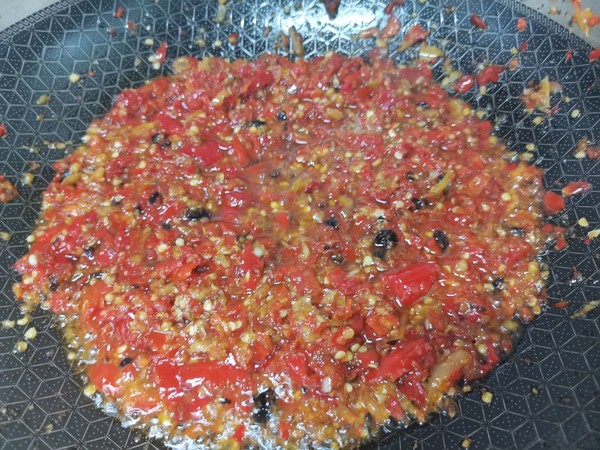 家常版剁椒魚頭的做法-香辣味蒸菜譜