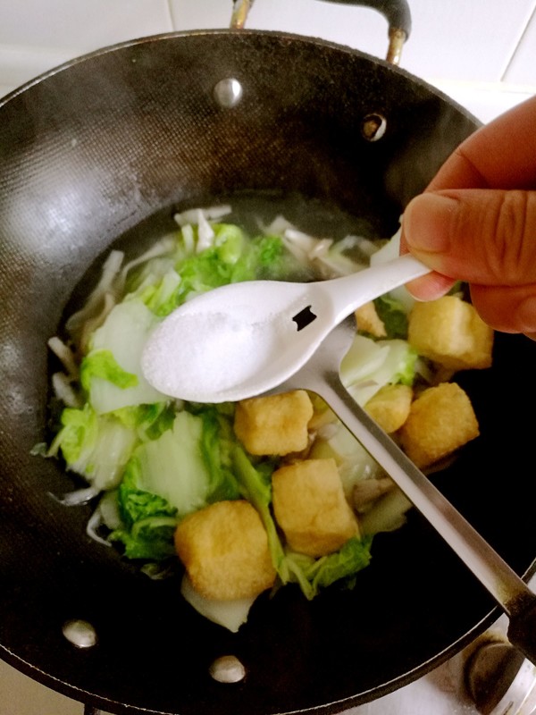 大白菜炒蘑菇的做法-家常味炒菜譜-易網健康養生網 大白菜炒蘑菇的做法-家常味炒菜譜