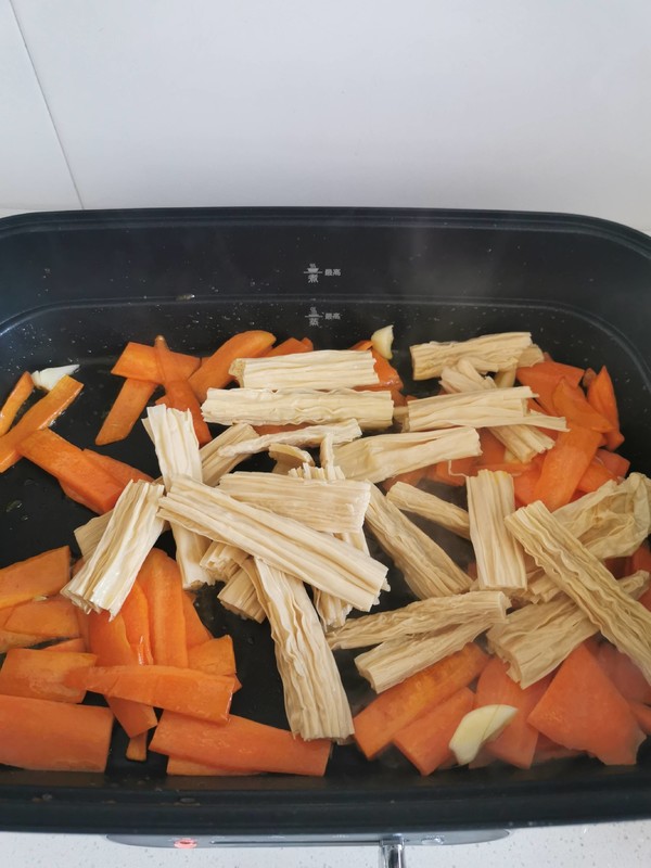 胡蘿卜炒腐竹的做法-家常味炒菜譜-易網(wǎng)健康養(yǎng)生網(wǎng) 胡蘿卜炒腐竹的做法-家常味炒菜譜