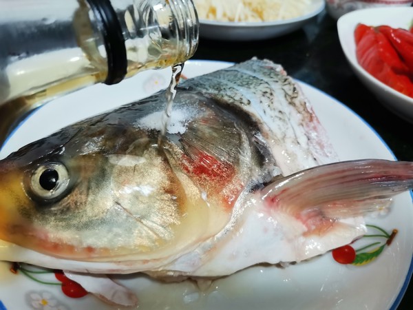 家常版剁椒魚頭的做法-香辣味蒸菜譜