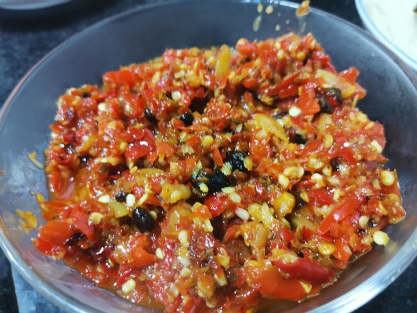 家常版剁椒魚頭的做法-香辣味蒸菜譜