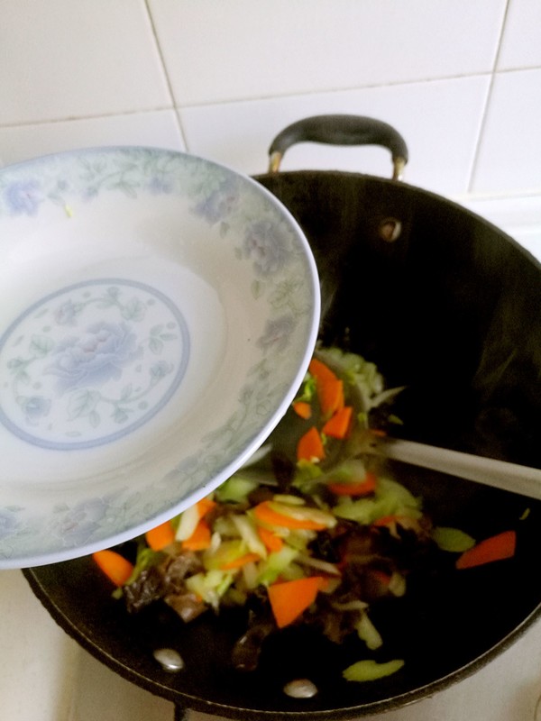 胡蘿卜炒黑木耳的做法-家常味炒菜譜-易網健康養生網 胡蘿卜炒黑木耳的做法-家常味炒菜譜