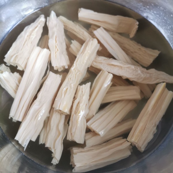 胡蘿卜炒腐竹的做法-家常味炒菜譜-易網(wǎng)健康養(yǎng)生網(wǎng) 胡蘿卜炒腐竹的做法-家常味炒菜譜