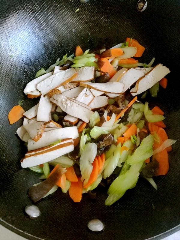 胡蘿卜炒黑木耳的做法-家常味炒菜譜-易網健康養生網 胡蘿卜炒黑木耳的做法-家常味炒菜譜