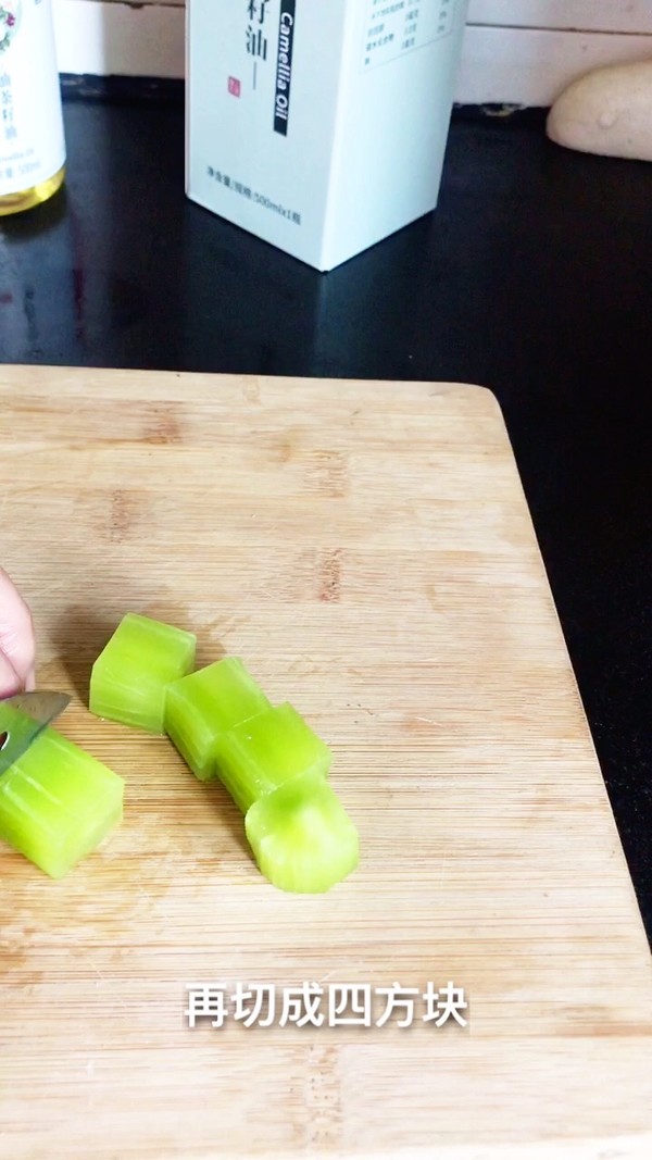 萵筍吉慶的做法-家常味炒菜譜-易網<a href=http://www.jsjjzhkt.cn/ target=_blank class=infotextkey>健康養生</a>網 萵筍吉慶的做法-家常味炒菜譜