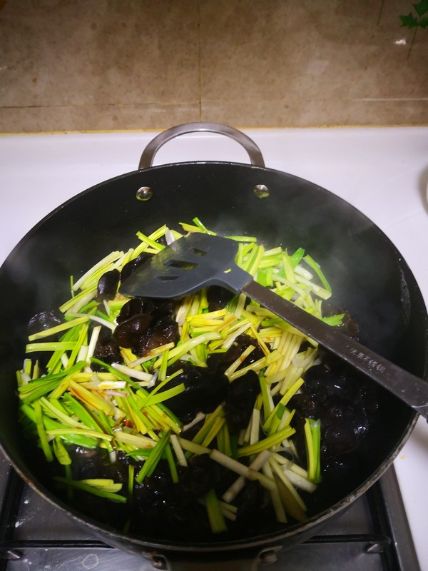 木耳炒蒜苗的做法-家常味炒菜譜