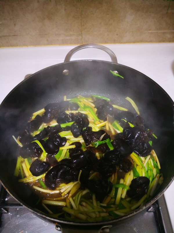 木耳炒蒜苗的做法-家常味炒菜譜