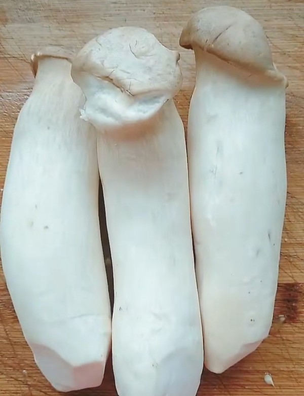 干煸杏鮑菇的做法-家常味干煸菜譜-易網(wǎng)<a href=http://www.jsjjzhkt.cn/ target=_blank class=infotextkey>健康養(yǎng)生</a>網(wǎng) 干煸杏鮑菇的做法-家常味干煸菜譜