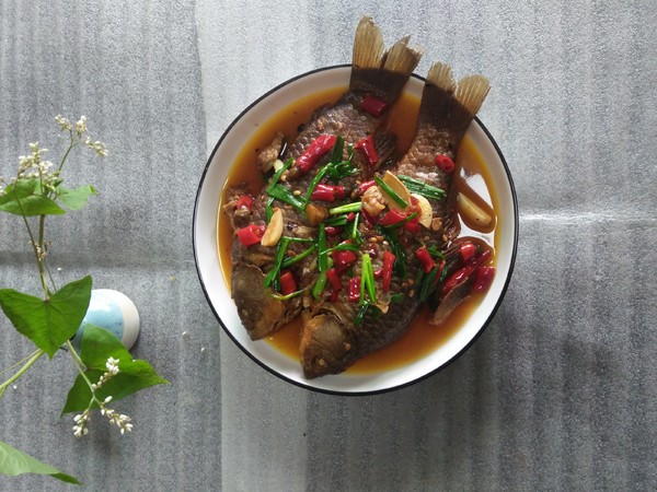 蔥燒鯽魚的做法-香辣味燒菜譜-易網健康養生網 蔥燒鯽魚的做法-香辣味燒菜譜