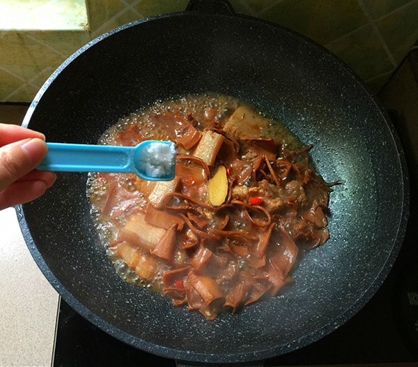 五花肉燒魷魚的做法-咸鮮味燒菜譜