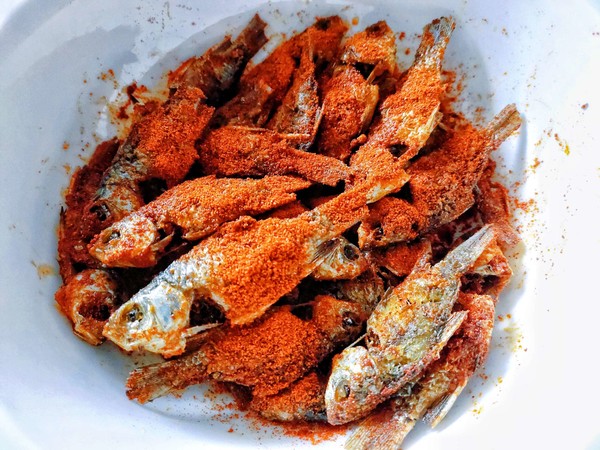 香酥鯽魚仔的做法-香辣味炸菜譜