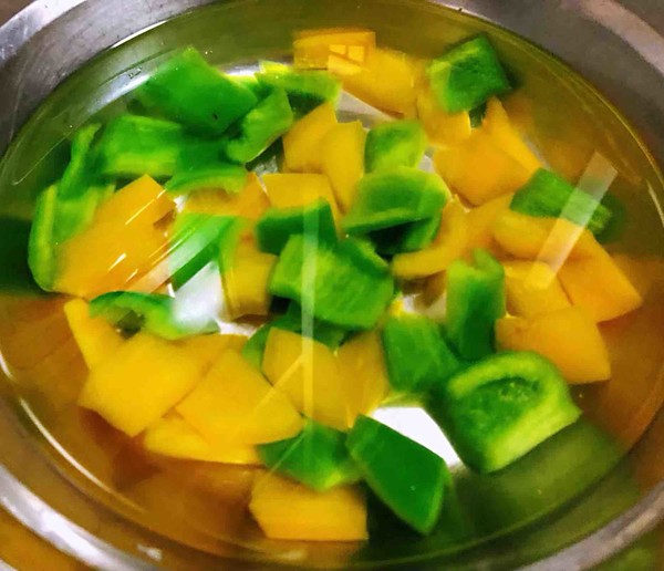 彩椒辣醬炒花螺的做法-香辣味炒菜譜-易網健康養生網 彩椒辣醬炒花螺的做法-香辣味炒菜譜