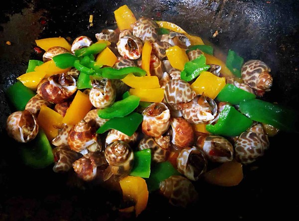 彩椒辣醬炒花螺的做法-香辣味炒菜譜-易網健康養生網 彩椒辣醬炒花螺的做法-香辣味炒菜譜