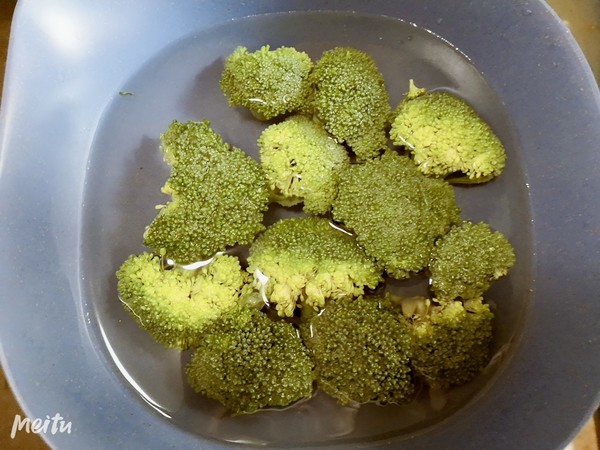 百合炒西蘭花的做法-咸鮮味炒菜譜