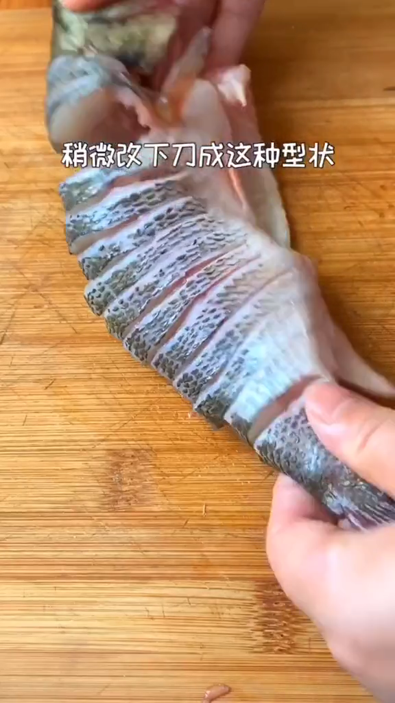 砂鍋燉鱸魚的做法-家常味炒菜譜-易網<a href=http://www.jsjjzhkt.cn/ target=_blank class=infotextkey>健康養生</a>網 砂鍋燉鱸魚的做法-家常味炒菜譜