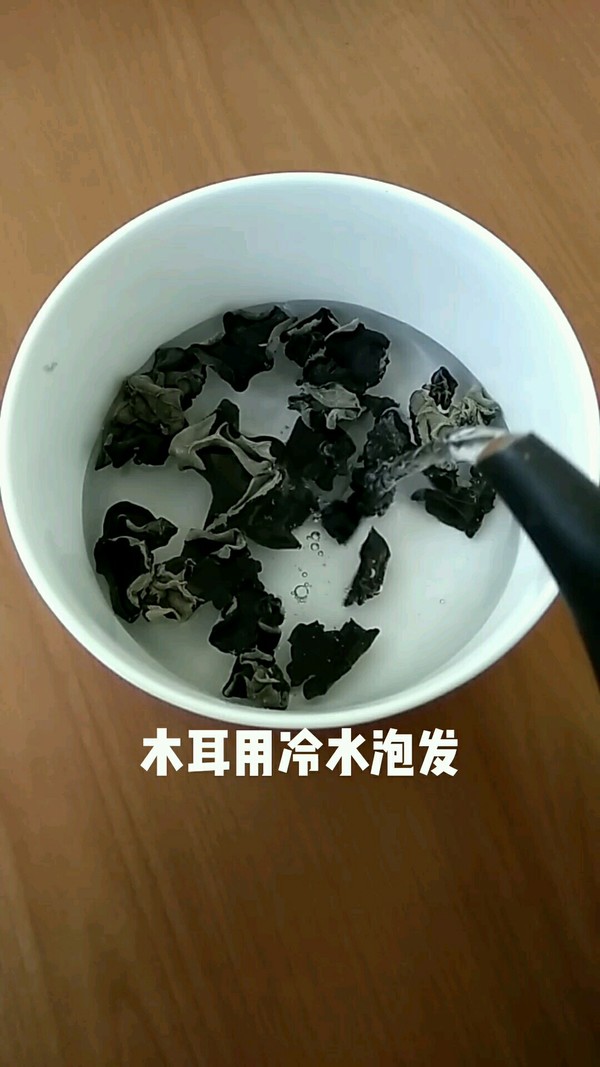 大白菜燒木耳的做法-家常味燒菜譜-易網<a href=http://www.jsjjzhkt.cn/ target=_blank class=infotextkey>健康養生</a>網 大白菜燒木耳的做法-家常味燒菜譜