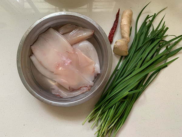 韭菜炒魷魚的做法-咸鮮味炒菜譜-易網<a href=http://www.jsjjzhkt.cn/ target=_blank class=infotextkey>健康養生</a>網 韭菜炒魷魚的做法-咸鮮味炒菜譜