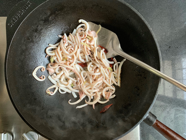 韭菜炒魷魚的做法-咸鮮味炒菜譜-易網健康養生網 韭菜炒魷魚的做法-咸鮮味炒菜譜