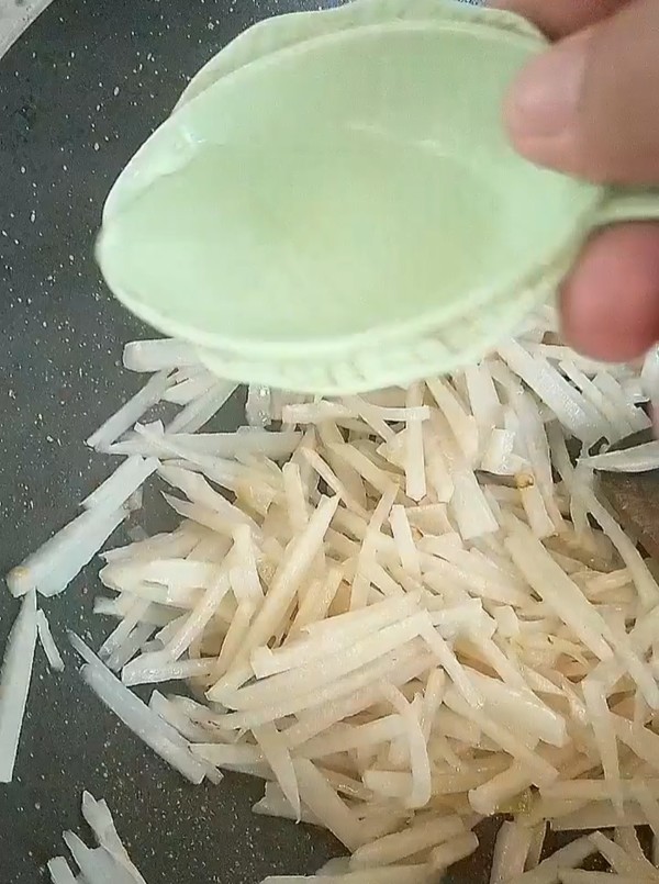 熗炒藕絲的做法-家常味炒菜譜-易網健康養生網 熗炒藕絲的做法-家常味炒菜譜