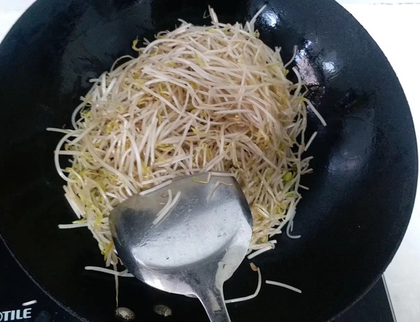 爆炒。酸辣綠豆芽的做法-咸鮮味炒菜譜