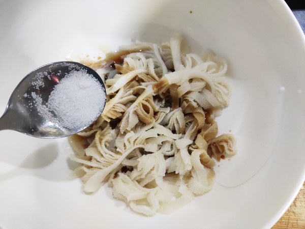 西芹涼拌牛百葉的做法-家常味拌菜譜-易網(wǎng)健康養(yǎng)生網(wǎng) 西芹涼拌牛百葉的做法-家常味拌菜譜