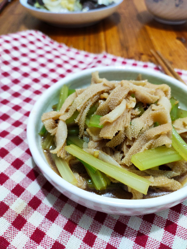 西芹涼拌牛百葉的做法-家常味拌菜譜-易網(wǎng)健康養(yǎng)生網(wǎng) 西芹涼拌牛百葉的做法-家常味拌菜譜