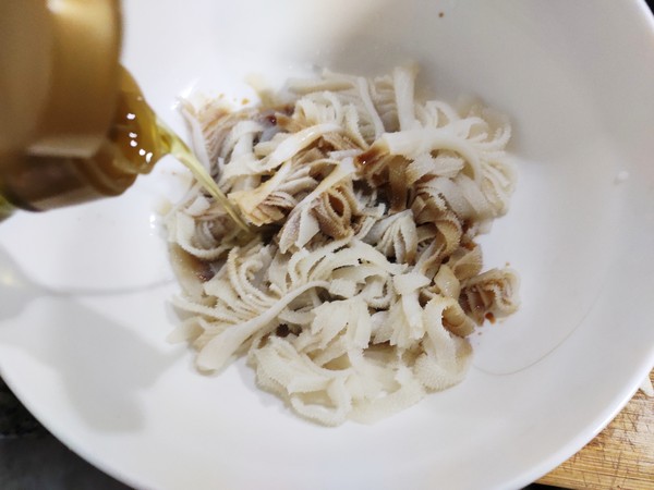 西芹涼拌牛百葉的做法-家常味拌菜譜-易網(wǎng)健康養(yǎng)生網(wǎng) 西芹涼拌牛百葉的做法-家常味拌菜譜