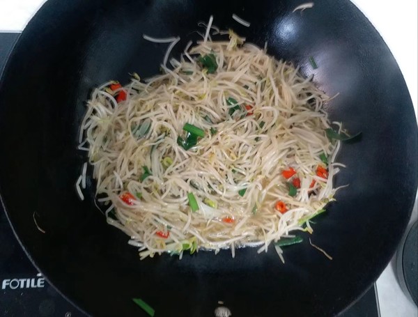 爆炒。酸辣綠豆芽的做法-咸鮮味炒菜譜