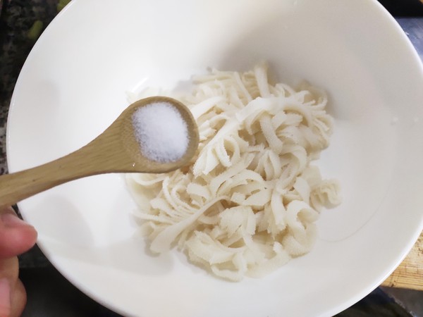 西芹涼拌牛百葉的做法-家常味拌菜譜-易網(wǎng)健康養(yǎng)生網(wǎng) 西芹涼拌牛百葉的做法-家常味拌菜譜