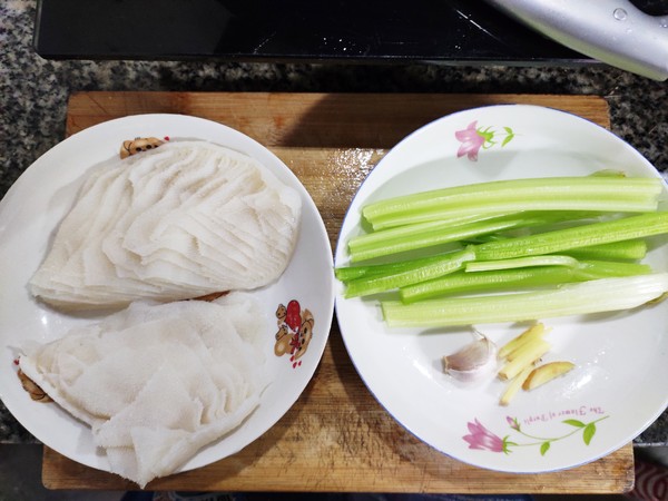 西芹涼拌牛百葉的做法-家常味拌菜譜-易網(wǎng)<a href=http://www.jsjjzhkt.cn/ target=_blank class=infotextkey>健康養(yǎng)生</a>網(wǎng) 西芹涼拌牛百葉的做法-家常味拌菜譜