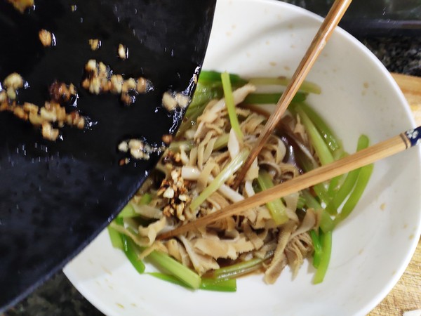 西芹涼拌牛百葉的做法-家常味拌菜譜-易網(wǎng)健康養(yǎng)生網(wǎng) 西芹涼拌牛百葉的做法-家常味拌菜譜