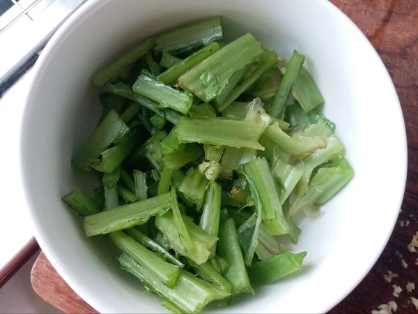 爽脆萵筍莖的做法-咸鮮味炒菜譜-易網健康養生網 爽脆萵筍莖的做法-咸鮮味炒菜譜